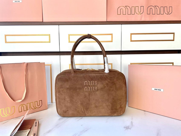 スーパーコピーブランドバッグ正面デザイン